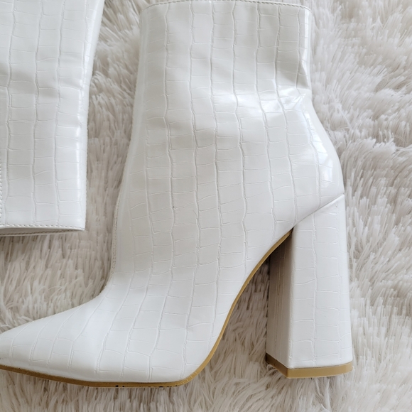 PrettyLittleThing White Faux Snakeskin Print Ankle Boots - Picture 5 of 11